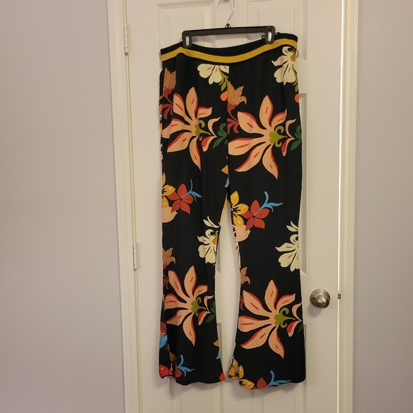 FARM Rio Black Floral Pants - Picture 1 of 15